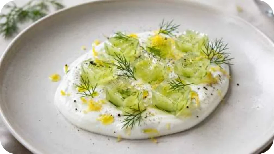 Gurken-Agar-Würfel auf Joghurt mit Dill und Zitrone